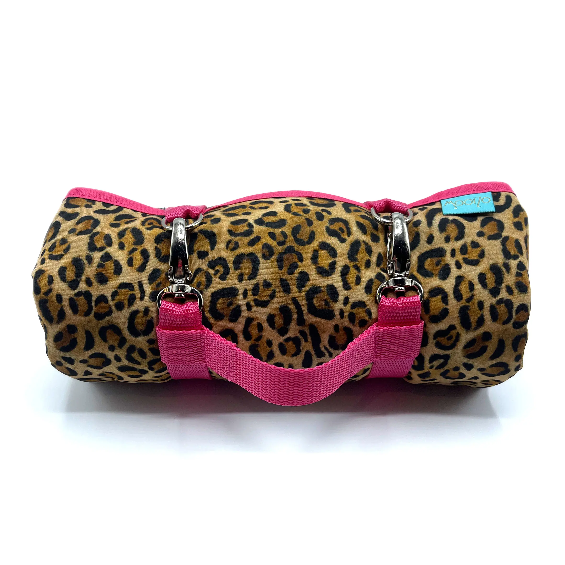 Zusammengerollte Dog’n’Roll Hundereisedecke Leo-Pink mit Gurt zum Zusammenrollen in Pink.