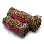 Zwei zusammengerollte Dog’n’Roll Hundereisedecken Leo-Pink in den Größen S und L im Größenvergleich.