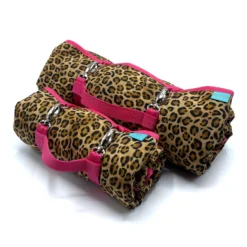 Zwei zusammengerollte Dog’n’Roll Hundereisedecken Leo-Pink in den Größen S und L im Größenvergleich.