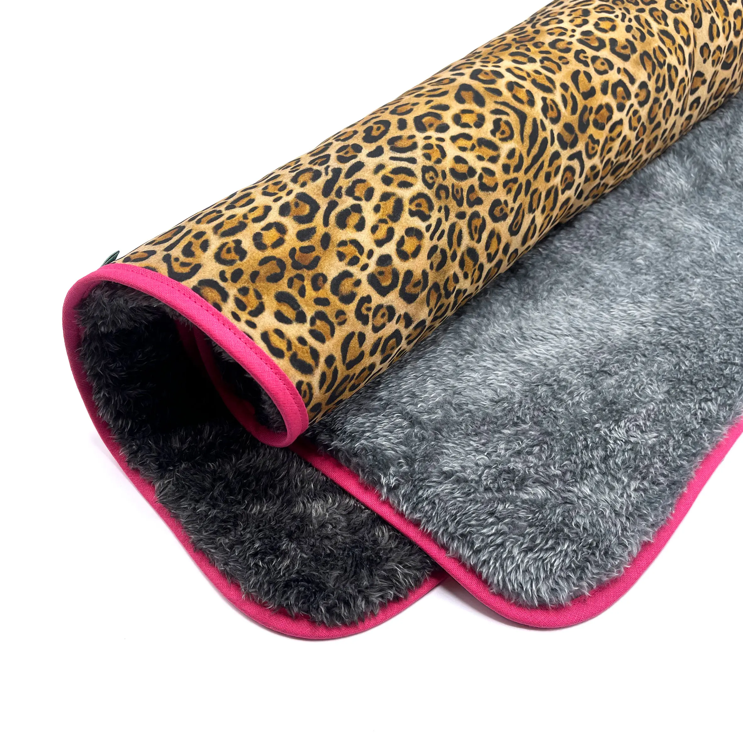 Detail der Dog’n’Roll Hundereisedecke Leo-Pink mit beiden Teddyfutter-Varianten: Grau-Melange und Anthrazit-Melange.