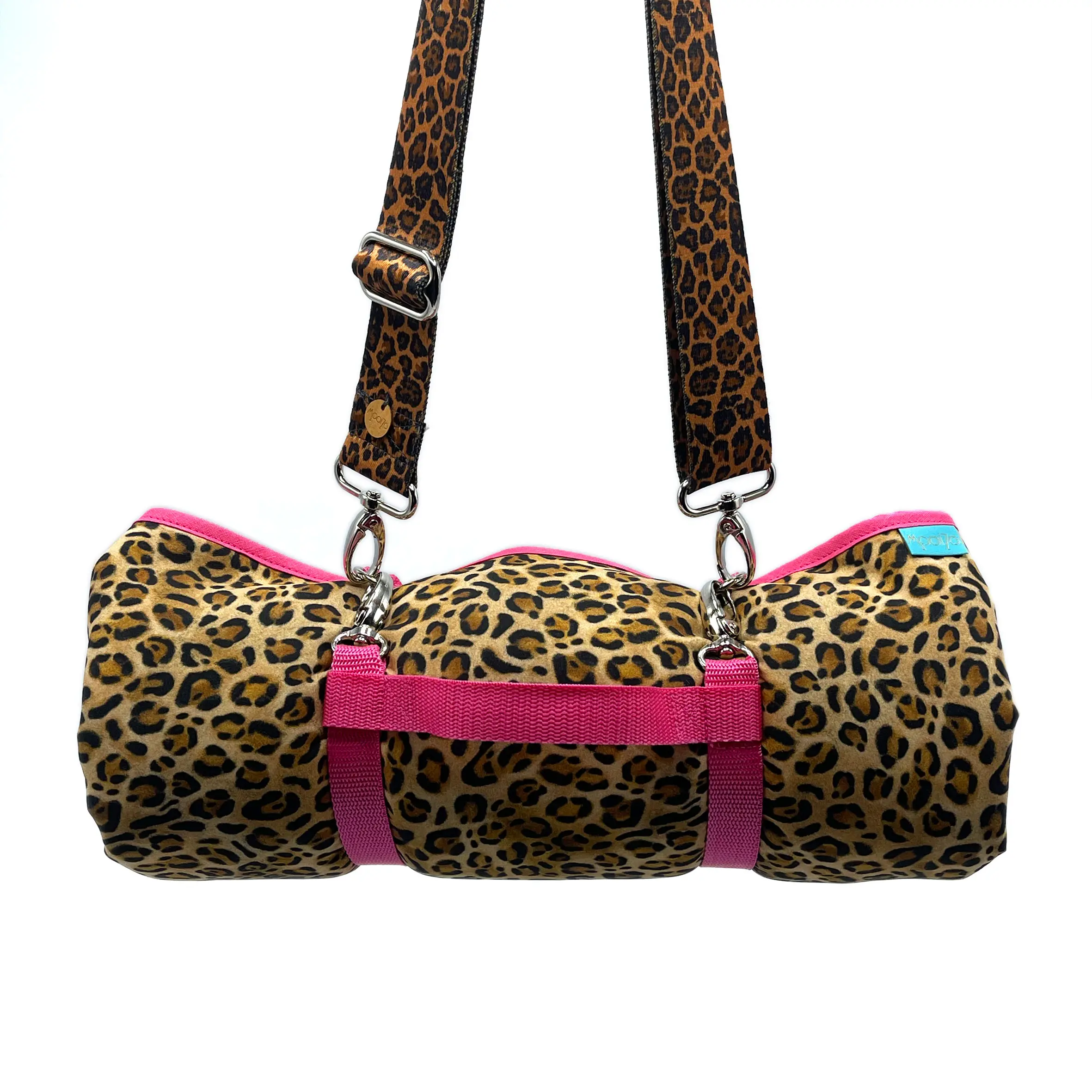 Dog’n’Roll Hundereisedecke Leo-Pink mit optionalem Umhängegurt im passenden Leo-Design.